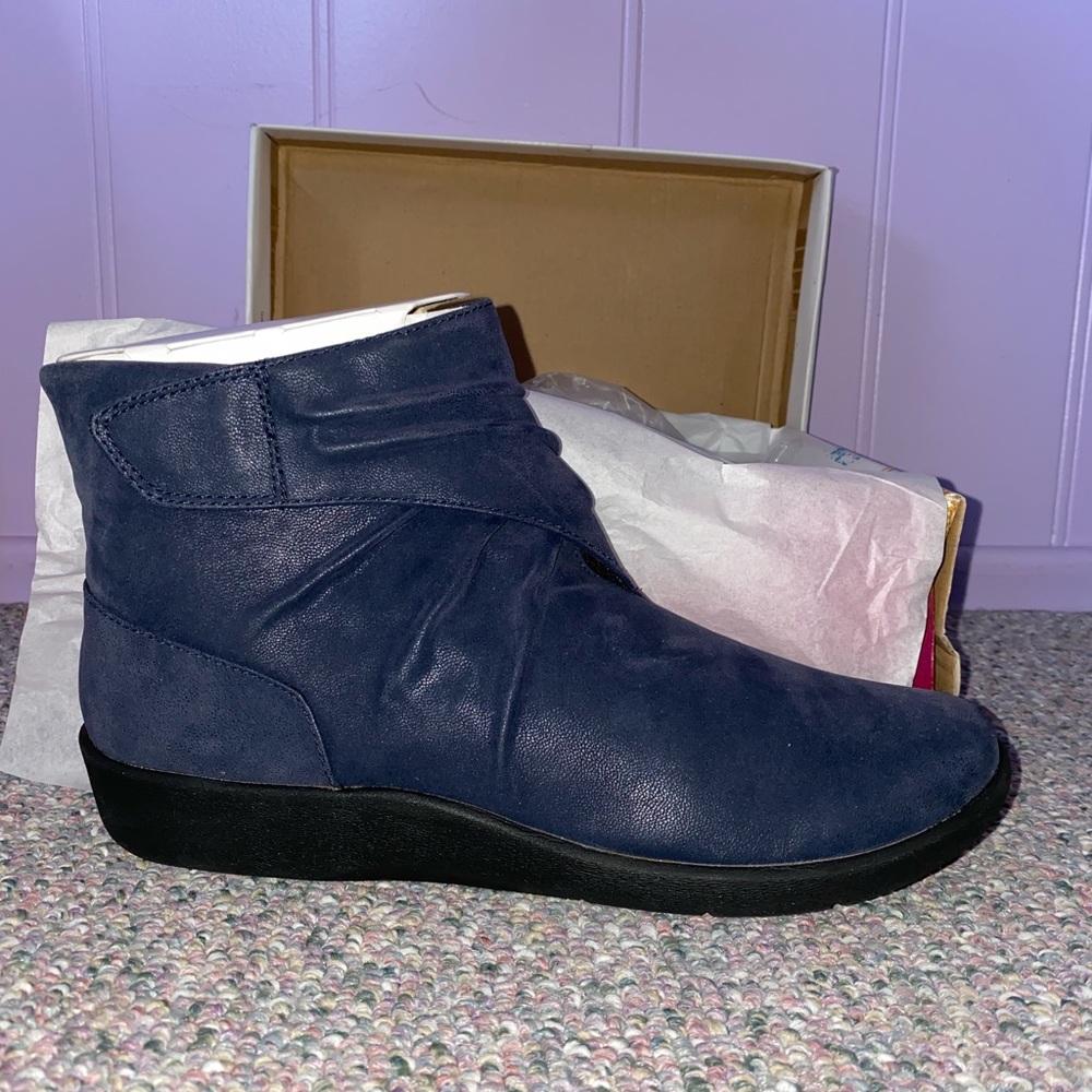 NEW W/ BOX CLOUDSTEPPERS BY CLARKS ANKLE BOOTIE!!